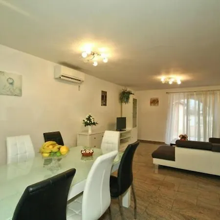 Mit Pool- Terrasse Und Parkplatz By Interhome בוג'ה