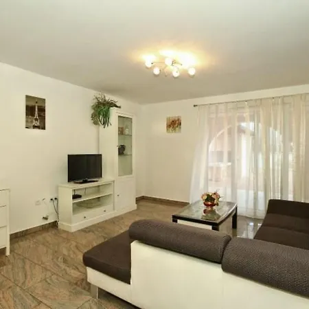 Semesterbostad Mit Pool- Terrasse Und Parkplatz By Interhome Buje