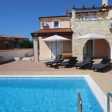 Mit Pool- Terrasse Und Parkplatz By Interhome בוג'ה